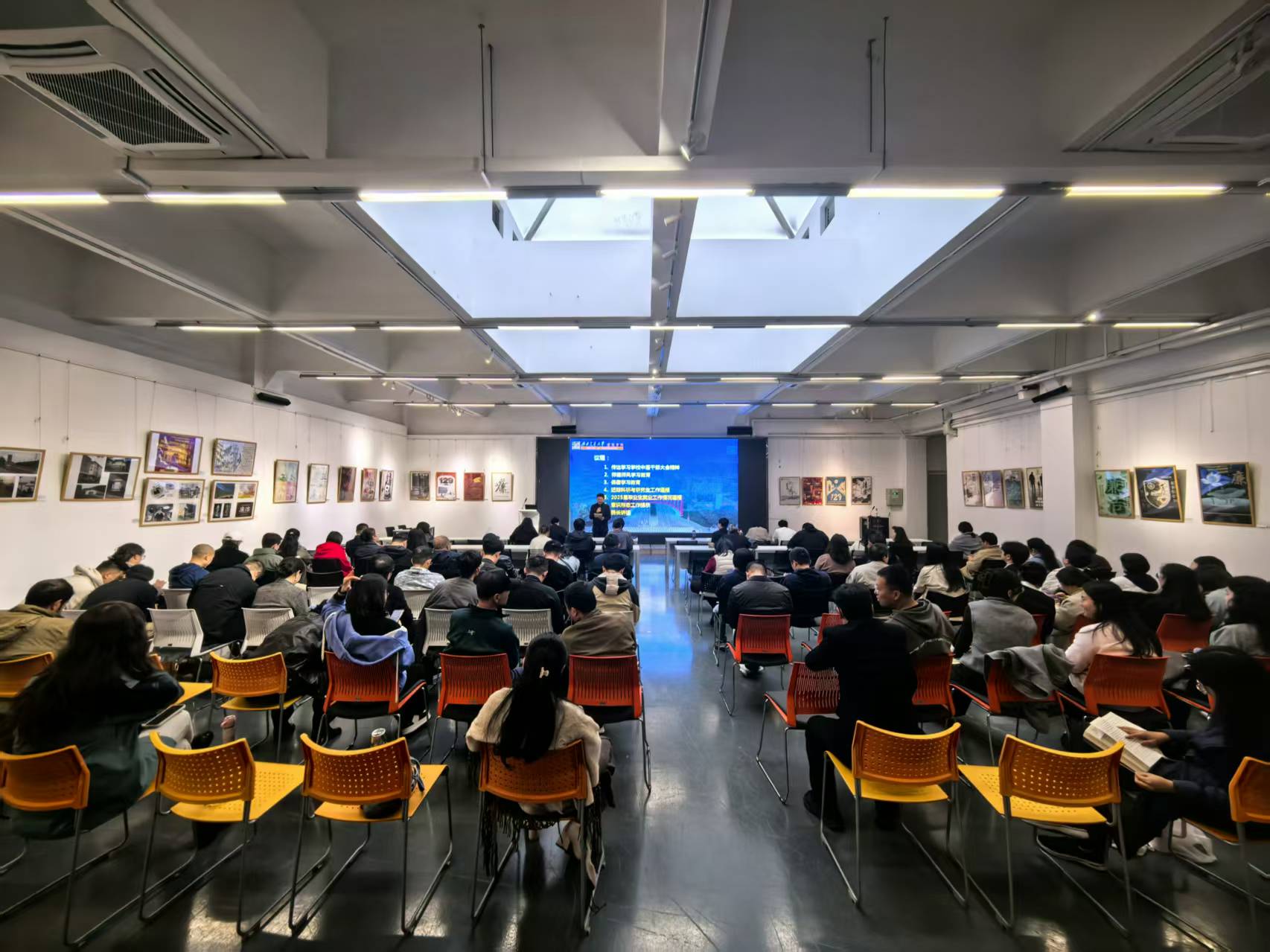 蘑菇视频
召开2025-2026学年第一学期全院大会